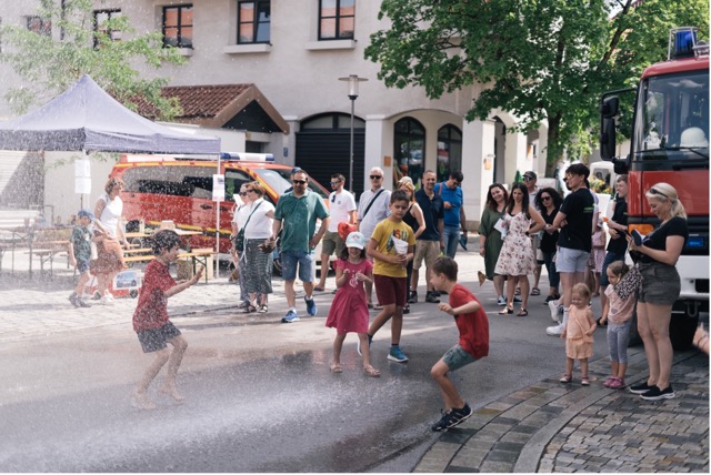 Wasserschlacht bei der Feuerwehr am Straßenfest